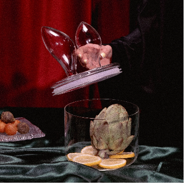 الصناديق والزجاجات ومنافض السجائر