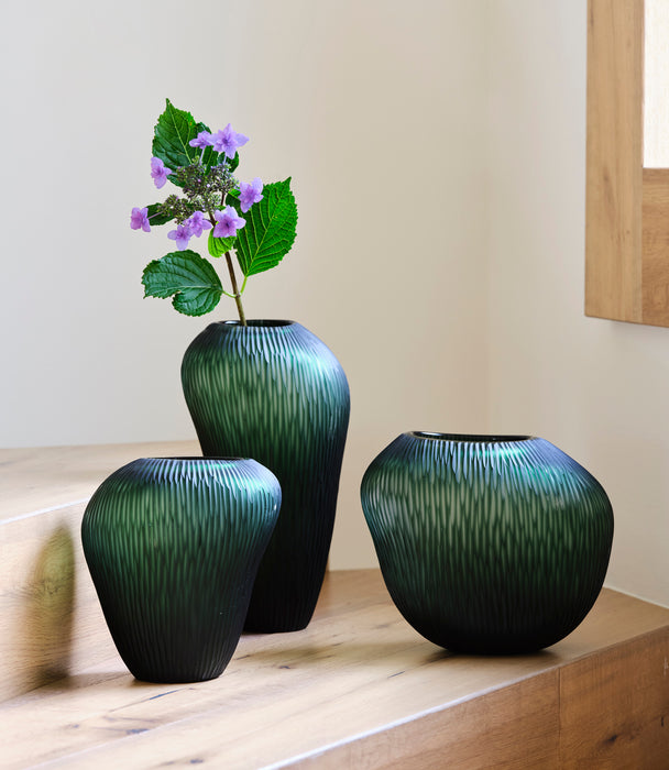 مزهرية كارفينغ زجاجية خضراء متموجة الشكل - 23 سم