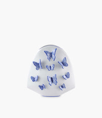 مزهرية مسطّحة بترفلاي سيراميك بيضاء بتصميم فراشات زرقاء