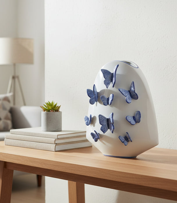 مزهرية مسطّحة بترفلاي سيراميك بيضاء بتصميم فراشات زرقاء