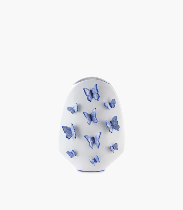 مزهرية مسطّحة بترفلاي سيراميك بيضاء مزيّنة بفراشات زرقاء