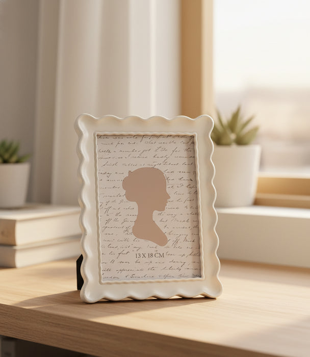 إطار صور كيمبرلي بولي ريزن أبيض بحواف متعرجة