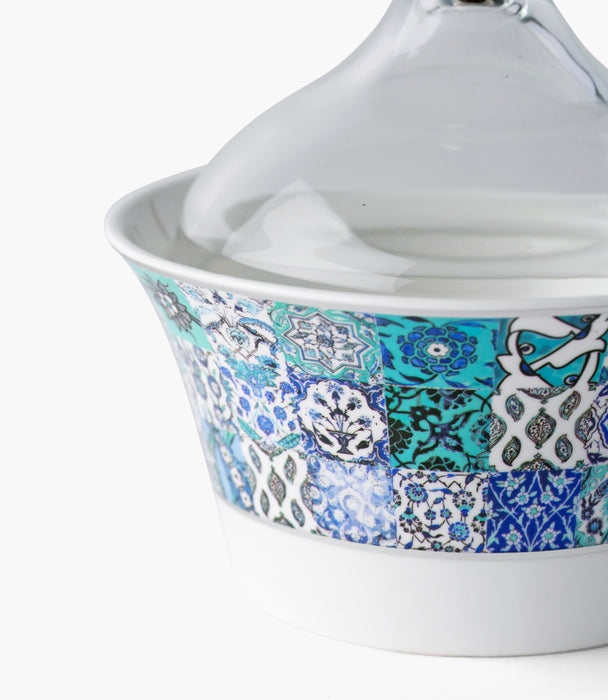 سلطانية تمر بلو تايلز بورسلين بزخارف ملونة مع غطاء زجاجي