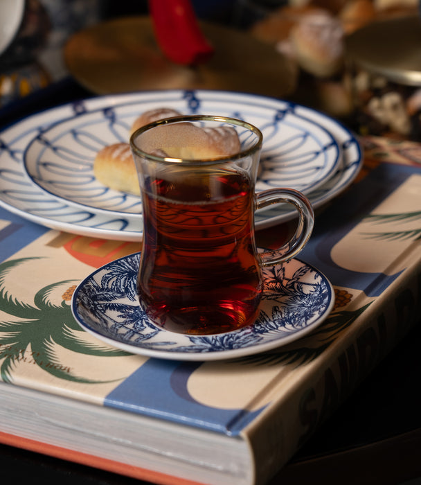 طقم أكواب شاي زجاجية مع صحون بورسلين برسوم نخيل بيضاء وزرقاء